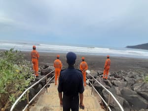 निसर्ग तूफान ने मुुंबई समेत महाराष्ट्र के कई शहरों में मचाई तबाही | नमस्ते भारत 