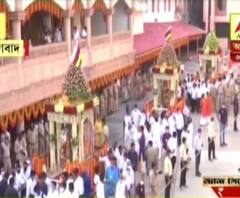 উধাও সামাজিক দূরত্ব! আমদাবাদে রথের রশিতে টান দিতে জনসমাগম