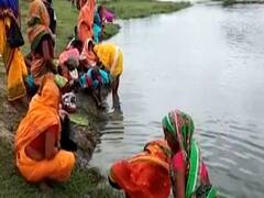 Bihar: सुपौल में अंधविश्वास की महामारी ! कोरोना को भगाने के लिए औरतें कर रहीं पूजा-अर्चना