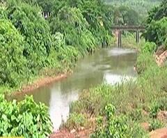 Sangameshwar पावसाळ्यात संगमेश्वरला पुराचा धोका, डोंगराची माती उकरून थेट नदीपात्रात | स्पेशल रिपोर्ट