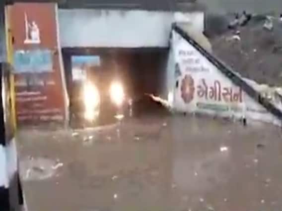 રાજકોટમાં ભારે વરસાદ પડતા લક્ષ્મીનાળા પાસે ભરાયા પાણી, જુઓ વીડિયો 