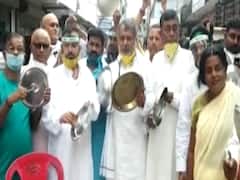 Muzaffarpur: 'थाली बजाओ' अभियान के तहत RJD कार्यकर्ताओं ने उड़ाई सोशल डिस्टेंसिंग की धज्जियां