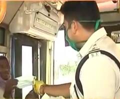 করোনা মোকাবিলায় কলকাতার বিভিন্ন এলাকায় ট্রাফিক গার্ড ও থানার তরফে সাধারণ মানুষের মধ্যে মাস্ক বিলি