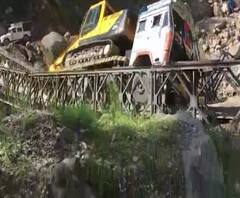 उत्तराखंडमध्ये मुनस्यारी-मिलम रोडवर ट्रकसहित पूल कोसळला,सैन्यदलांना अडचणींचा सामना करावा लागणार