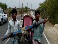 अस्थि विसर्जन के लिए उज्जैन में बैलगाड़ी खींचने को मजबूर हैं दो युवा, जानिए पूरा मामला