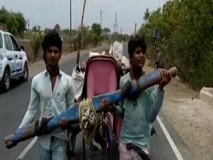 अस्थि विसर्जन के लिए उज्जैन में बैलगाड़ी खींचने को मजबूर हैं दो युवा, जानिए पूरा मामला