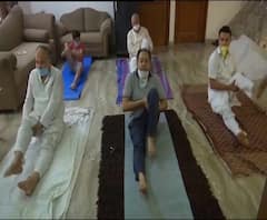 International Yoga Day | पंजाबमधील अमृतसरमध्ये अनेक कुटुंबियांनी घरीच साजरा केला योग दिवस