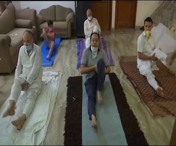 International Yoga Day | पंजाबमधील अमृतसरमध्ये अनेक कुटुंबियांनी घरीच साजरा केला योग दिवस