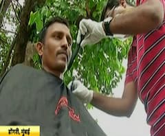 Free hair cutting | अत्यावश्यक सेवेतील कर्मचाऱ्यांची मोफत दाढी-कटींग, डोंगरीतल्या सलून व्यावसायिकाचा मोफत उपक्रम