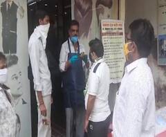 Unlock 1.0 | सोलापुरात सलून, पार्लर सुरु; ग्राहकाचं हार घालून आरती करत स्वागत