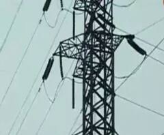 উমপুনের ১৭ দিন পরেও বিদ্যুৎ‍হীন মহিষাদলের কেশবপুর, গাছ কেটে খুঁটি বানিয়ে চলছে বিদ্যুত্‍ সংযোগের কাজ