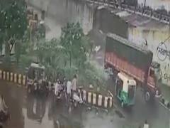 રાજકોટના આજીડેમ ચોકડી પાસે ઓવરબ્રિજની દીવાલ ધરાશાયી, જુઓ CCTV