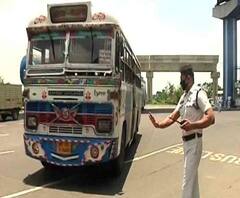এক ডজন গল্প: বেশি ভাড়া নেওয়ার অভিযোগে বেসরকারি বাসে অভিযান পুলিশের ও অন্য খবর 