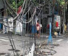 ঘূর্ণিঝড়ের ৫ সপ্তাহ পরেও রাস্তায় বিদ্যুতের ছেঁড়া তার, দুর্ঘটনার আশঙ্কা, ব্যবস্থার আশ্বাস ফিরহাদের