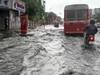 Cyclone Nisarga के बाद जारी है Mumbai में बारिश का सिलसिला, सड़कों पर भारी जलजमाव
