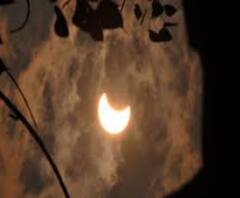 কলকাতায় আংশিক সূর্য গ্রহণ,মেঘ-রোদের লুকোচুরি আকাশে 