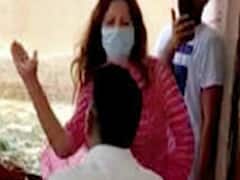 हिसार: अफसर की पिटाई मामले में सोनाली फोगाट के खिलाफ मार्केट कमिटी का धरना, गिरफ्तारी की मांग