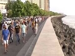 Mumbai: People crowd Marine Drive for 'walk' & avoid Covid threat 