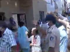 અમદાવાદ મહાનગરપાલિકાની ગંભીર બેદરકારી, માઇક્રો કન્ટેનઇમેન્ટ ઝોનમાં યોજ્યો તુલસી રોપા વિતરણનો કાર્યક્રમ