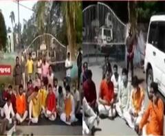 আটক ২ বিজেপি কর্মী, প্রতিবাদে গাইঘাটা থানার সামনে রাতভর ধর্নায় শান্তনু ঠাকুর ও সৌমিত্র খাঁ