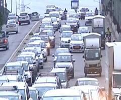 Mumbai Traffic Jam | विनाकारण घराबाहेर पडणाऱ्यांवर मुंबई पोलिसांची कारवाई, नाकाबंदीमुळे मुंबईकर संभ्रमात