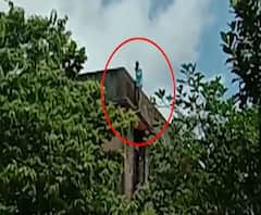 Boy on Terrace | मुंबईच्या दादरमध्ये गच्चीच्या कठड्यावर तरुण चढल्याने पोलिसांची धावपळ