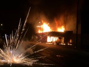 कोरोना संकट के बीच अमेरिका में नफरत की आग! 25 शहरों में हाहाकार! Sansani