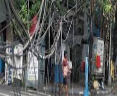 ঘূর্ণিঝড় উমপুনের ৫ সপ্তাহ পরও দক্ষিণ কলকাতার একাধিক রাস্তায় ছড়িয়ে ছেঁড়া তার, বাড়ছে দুর্ঘটনার আশঙ্কা