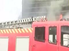 Gujarat के Vadodara में एक फैक्ट्री में लगी भीषण आग, दमकल की 10 गाड़ियां मौजूद