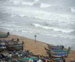 দেখুন: উমপুনের মতোই বিধ্বংসী নিসর্গ, উপড়ে ফেলল গাছ, বিদ্যুতের খুঁটি 
