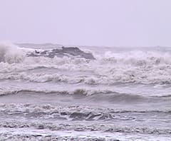 Cyclone Nisarg | चक्रीवादळ मुंबईपासून 200 किमी अंतरावर; मुंबईच्या किनाऱ्यावरुन परिस्थितीचा आढावा