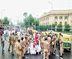 জ্বালানির দামবৃদ্ধির প্রতিবাদে বিক্ষোভ! যোগীর পুলিশ 'মেরে পা ভেঙে দিল' সপা কর্মীর