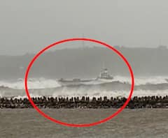 Cyclone Nisarga | रत्नागिरीच्या मिऱ्या समुद्रात अजस्त्र लाटांमध्ये अडकलेलं जहाज किनाऱ्यावर