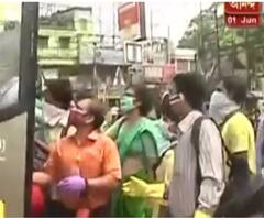 দেখুন: লাইনে ধাক্কাধাক্কি, বাসে ঠেলাঠেলি, আনলক ওয়ানে ফিরল সেই পুরনো ছবি 