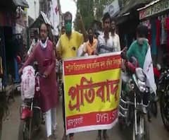 পেট্রোল-ডিজেলে দাম বৃদ্ধির প্রতিবাদে রাস্তায় বাইক ফেলে বিক্ষোভ বাম ছাত্র-যুবদের 