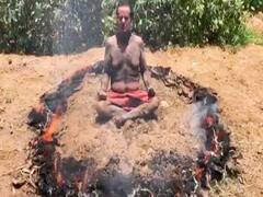 आग की लपटों के बीच BJP सांसद ने किया योग | International Yoga Day