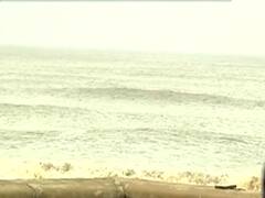 Cyclone Nisarga: Mumbai के वर्सोआ में लोगों को सुरक्षित जगह पहुंचाया गया । Ground Report