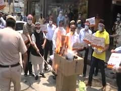 CAIT के व्यापारियों ने Delhi में Chinese Products में लगाई आग...Boycott China के लगाए नारे 