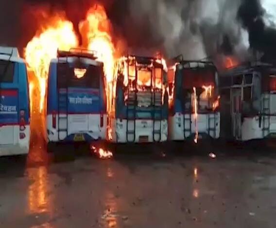 उज्जैनच्या बसस्थानकात नऊ बसेसला आग; CCTV च्या आधारे आरोपींचा शोध सुरु