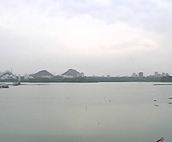 अरबी समुद्रात कमी दाबाचं क्षेत्र, चक्रीवादळ दोन दिवसात मुंबई, गुजरातच्या किनारी धडकणार?