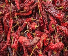 Lockdown Effect on Chili | कोरोनामुळे मिरची व्यावसायिकांना ठसका, लॉकडाऊनमुळे लाल मिरची काळवंडली