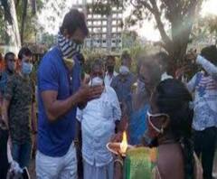 নজরে ৯টা: পরিযায়ী শ্রমিকদের পর এবার ইডলি বিক্রেতাদের পাশে সোনু সুদ ও অন্য খবর 