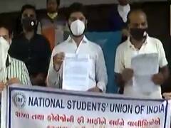 સુરત NSUIએ સ્કૂલ ફી માફી માટે વાલીઓની સહી કરવાની મુહિમ કરી શરૂ, જુઓ વીડિયો 