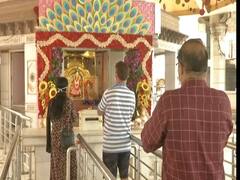 Surya Grahan खत्म होने के बाद दिल्ली का झंडेवालान मंदिर खुला, दर्शन के लिए पहुंच रहे श्रद्धालु