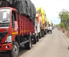  Beed Cotton | बीडमध्ये पावसाचं कारण सांगत कापूस खरेदी बंद, कापूस भरलेल्या वाहनांच्या रांगा लागल्या