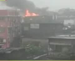 বৃষ্টির মধ্যেই বড়বাজারে ভয়াবহ আগুন, গোটা এলাকায় আতঙ্ক