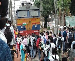 Railway Roko | गाडीत चढायला जागा नसल्याने मध्य रेल्वेच्या संतप्त कर्मचाऱ्यांनी विद्याविहारमध्ये शटल रोखली