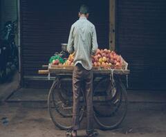 Hawkers | कोरोनाच्या काळात रस्त्यावरील फेरीवाले सर्वात धोकादायक,राज्य सरकारची उच्च न्यायालयात भूमिका