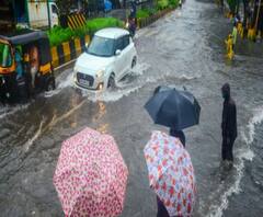 দেখুন: রাস্তা না নদী বোঝার উপায় নেই! প্রবল বৃষ্টিতে ভাসছে মুম্বই