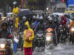 Mumbai rains: Water logging causes massive jam